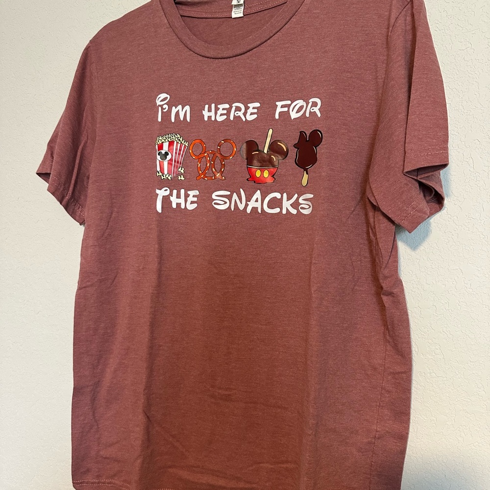 I'm Here For The Snacks Graphic Tee - Mauve